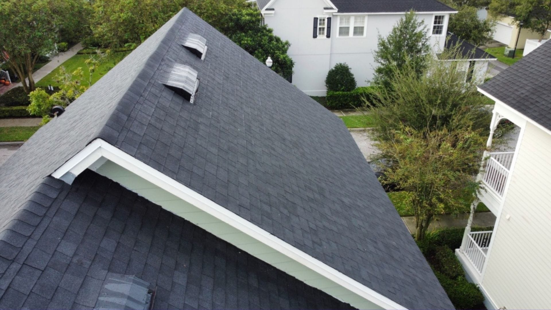 Best roofing material for Florida climate in Orlando – compare asphalt shingles, metal, tile, stone-coated steel, and flat roof systems.