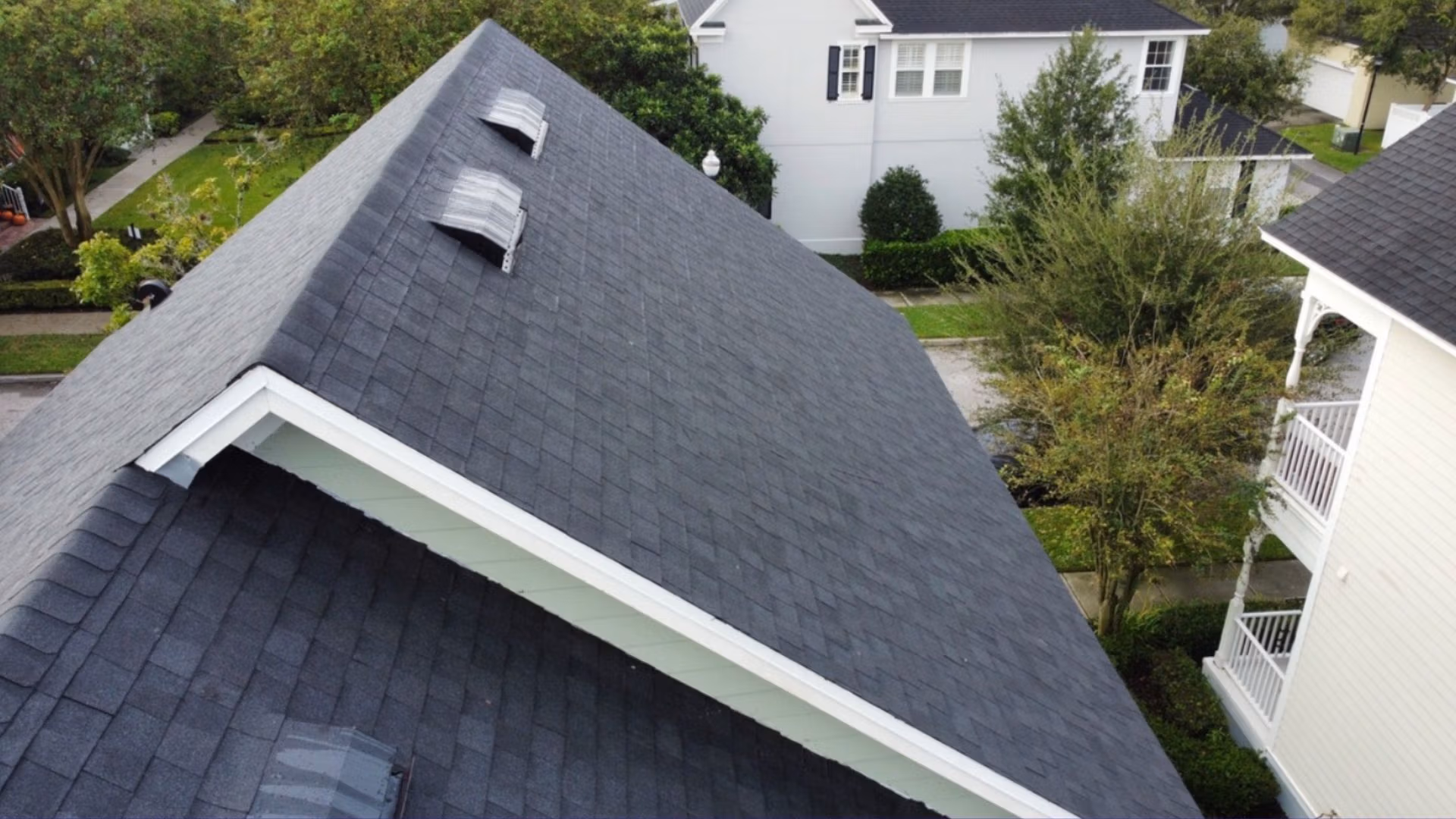 Best roofing material for Florida climate in Orlando – compare asphalt shingles, metal, tile, stone-coated steel, and flat roof systems.