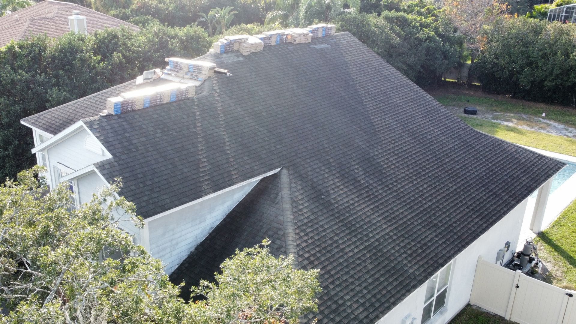 Best roofing material for Florida climate in Casselberry – compare asphalt shingles, metal, tile, stone-coated steel, and flat roof systems.
