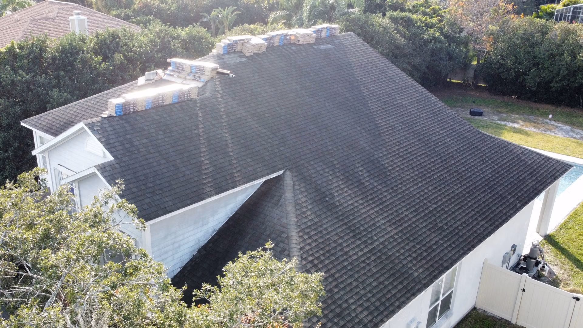 Best roofing material for Florida climate in Casselberry – compare asphalt shingles, metal, tile, stone-coated steel, and flat roof systems.