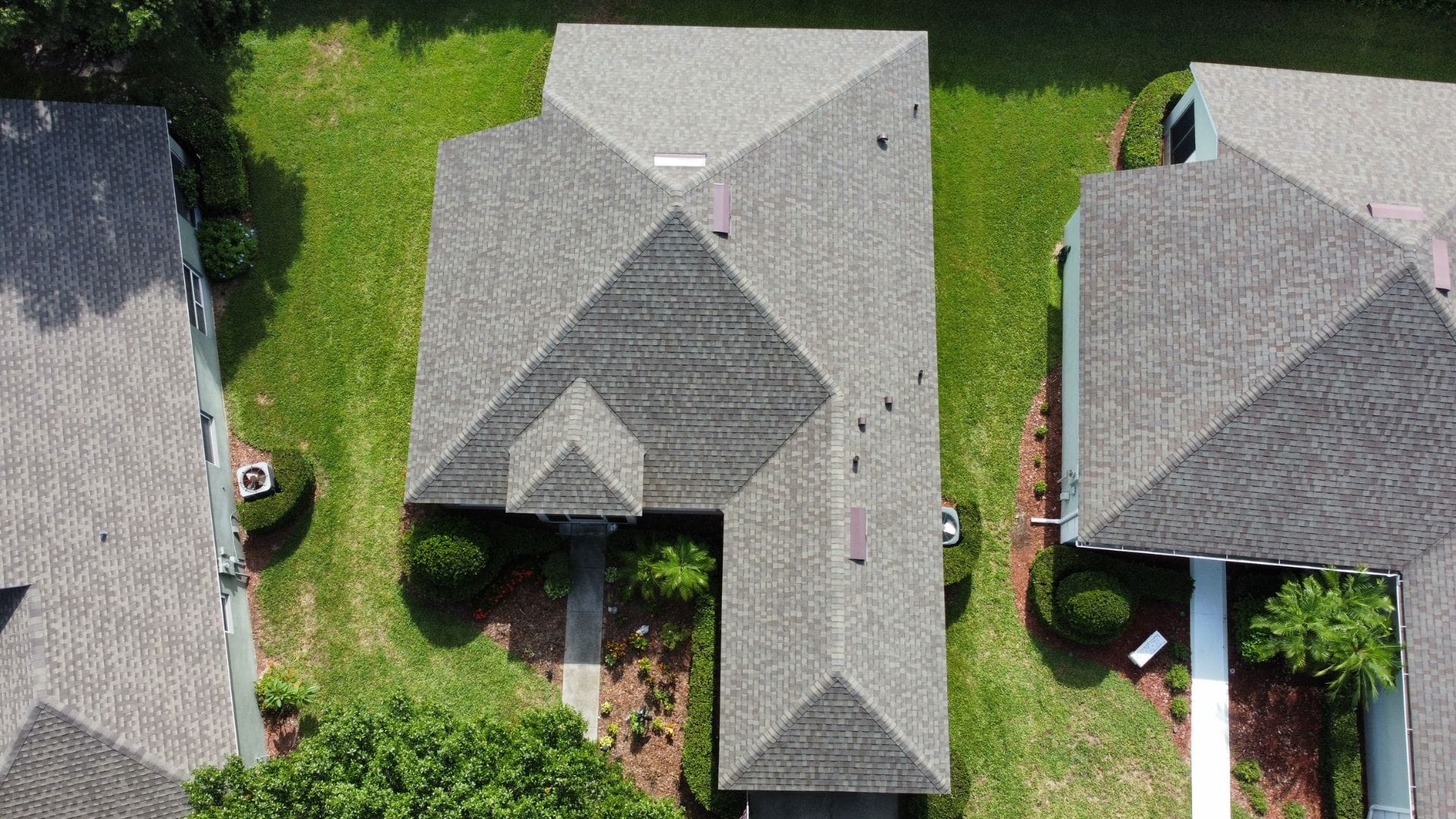 Best roofing material for Florida climate in Clermont – compare asphalt shingles, metal, tile, stone-coated steel, and flat roof systems.
