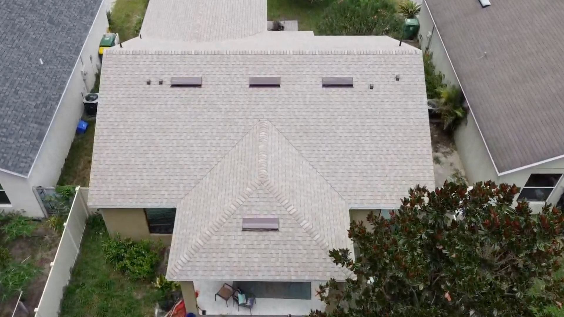 Best roofing material for Florida climate in Deland – compare asphalt shingles, metal, tile, stone-coated steel, and flat roof systems.