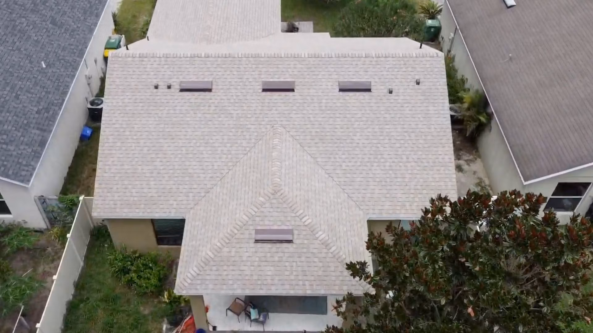 Best roofing material for Florida climate in Deland – compare asphalt shingles, metal, tile, stone-coated steel, and flat roof systems.