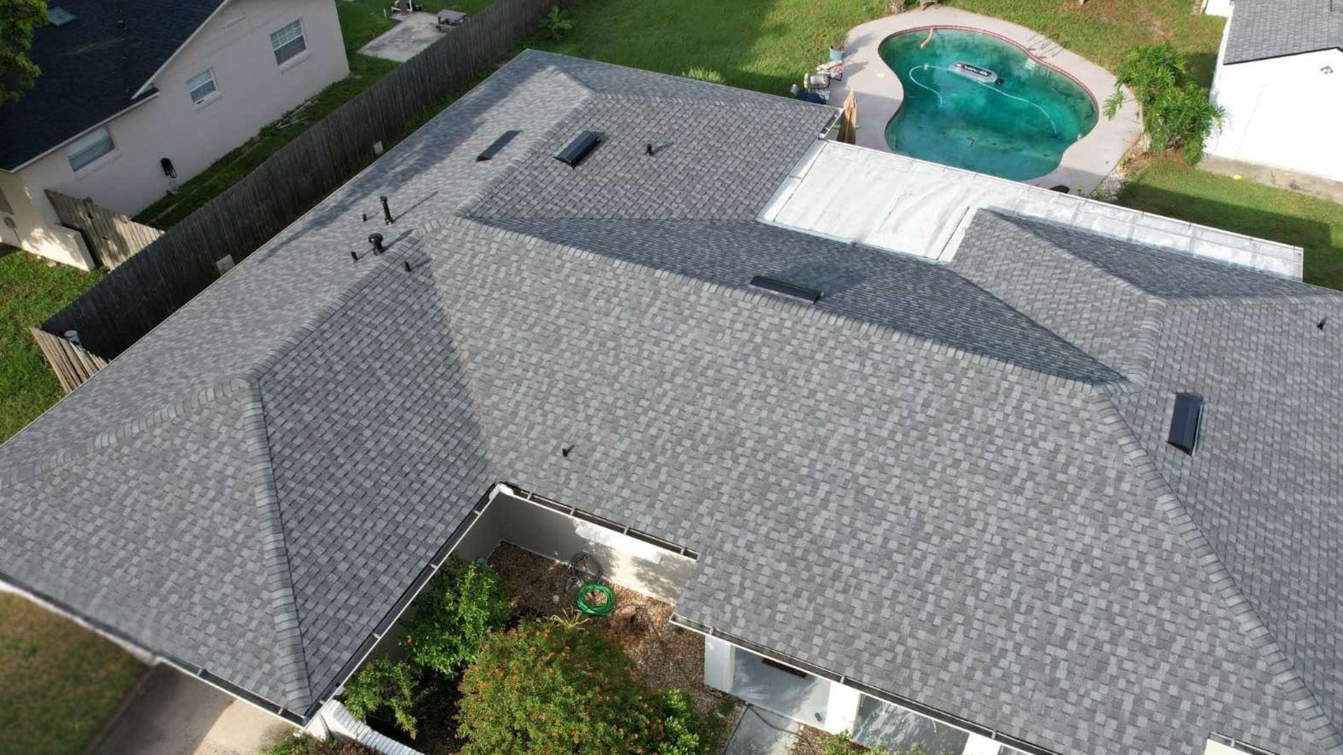 Best roofing material for Florida climate in Longwood – compare asphalt shingles, metal, tile, stone-coated steel, and flat roof systems.