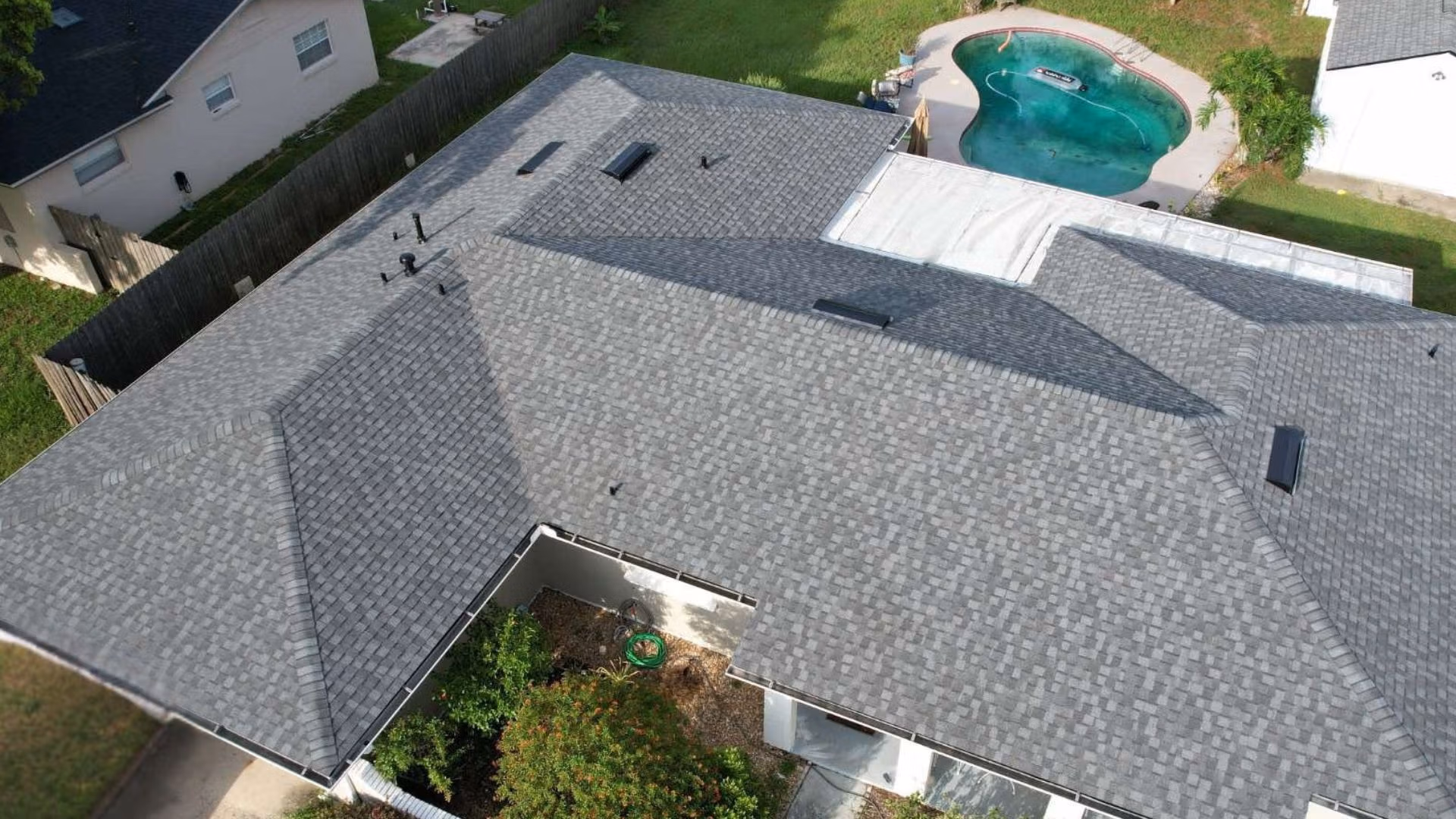 Best roofing material for Florida climate in Longwood – compare asphalt shingles, metal, tile, stone-coated steel, and flat roof systems.