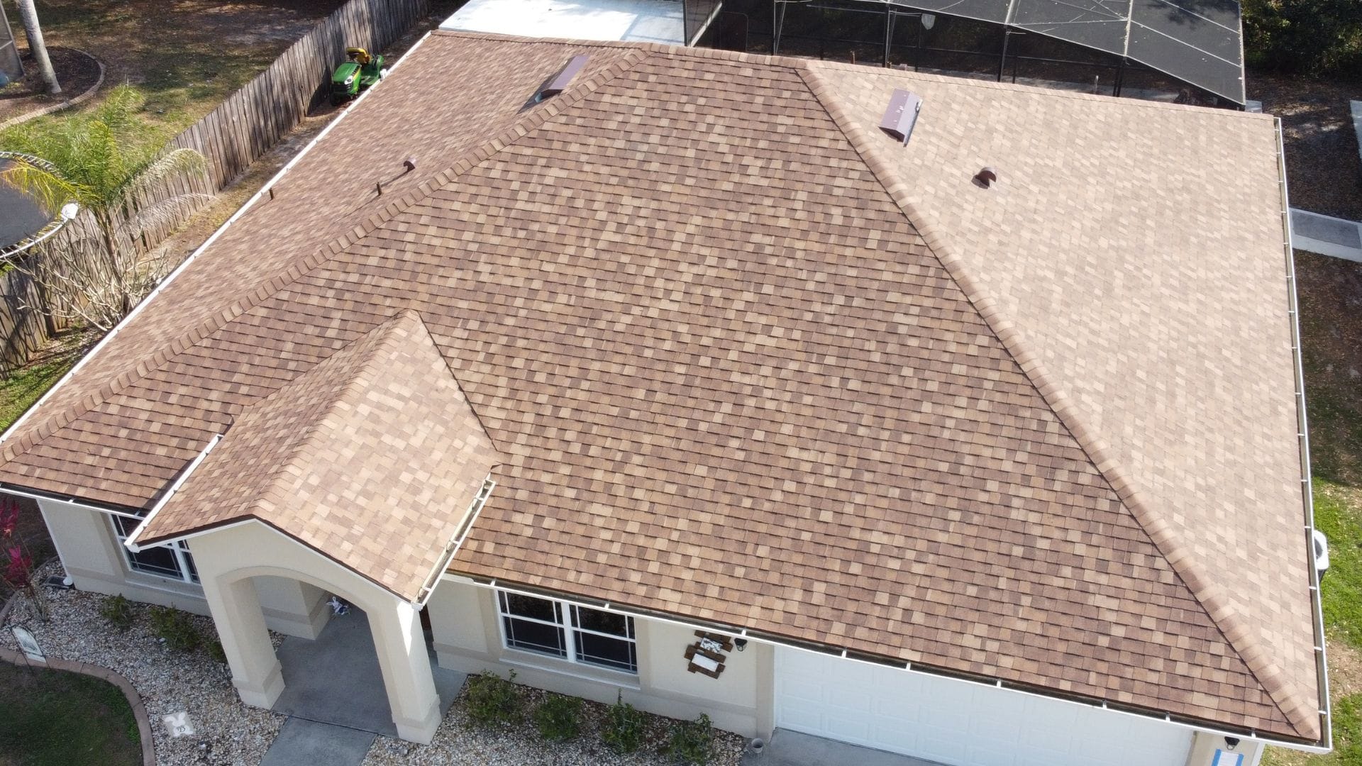 Best roofing material for Florida climate in Saint Cloud – compare asphalt shingles, metal, tile, stone-coated steel, and flat roof systems.
