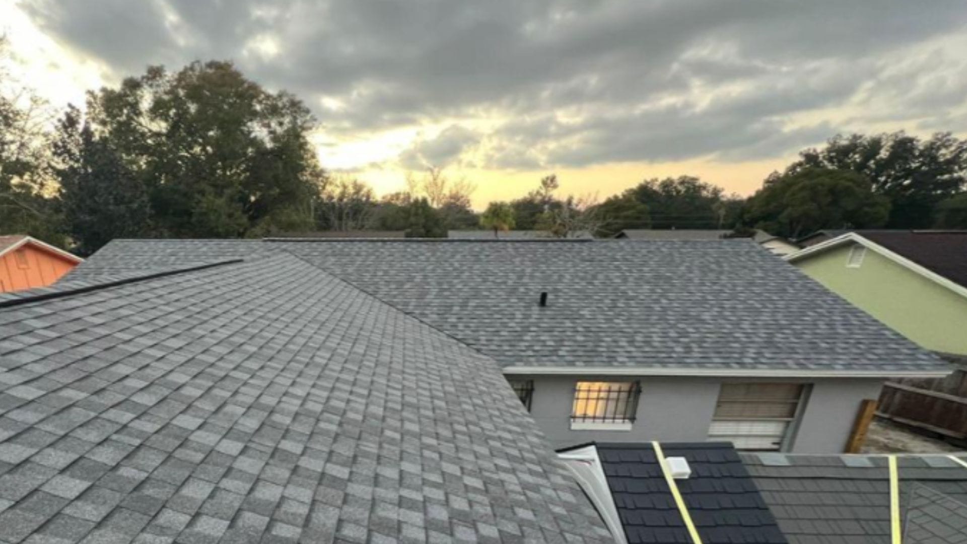 Best roofing material for Florida climate in Sanford – compare asphalt shingles, metal, tile, stone-coated steel, and flat roof systems.