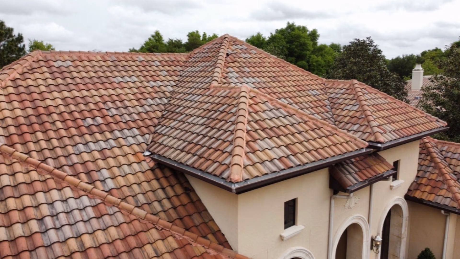 Best roofing material for Florida climate in Sorrento – compare asphalt shingles, metal, tile, stone-coated steel, and flat roof systems.