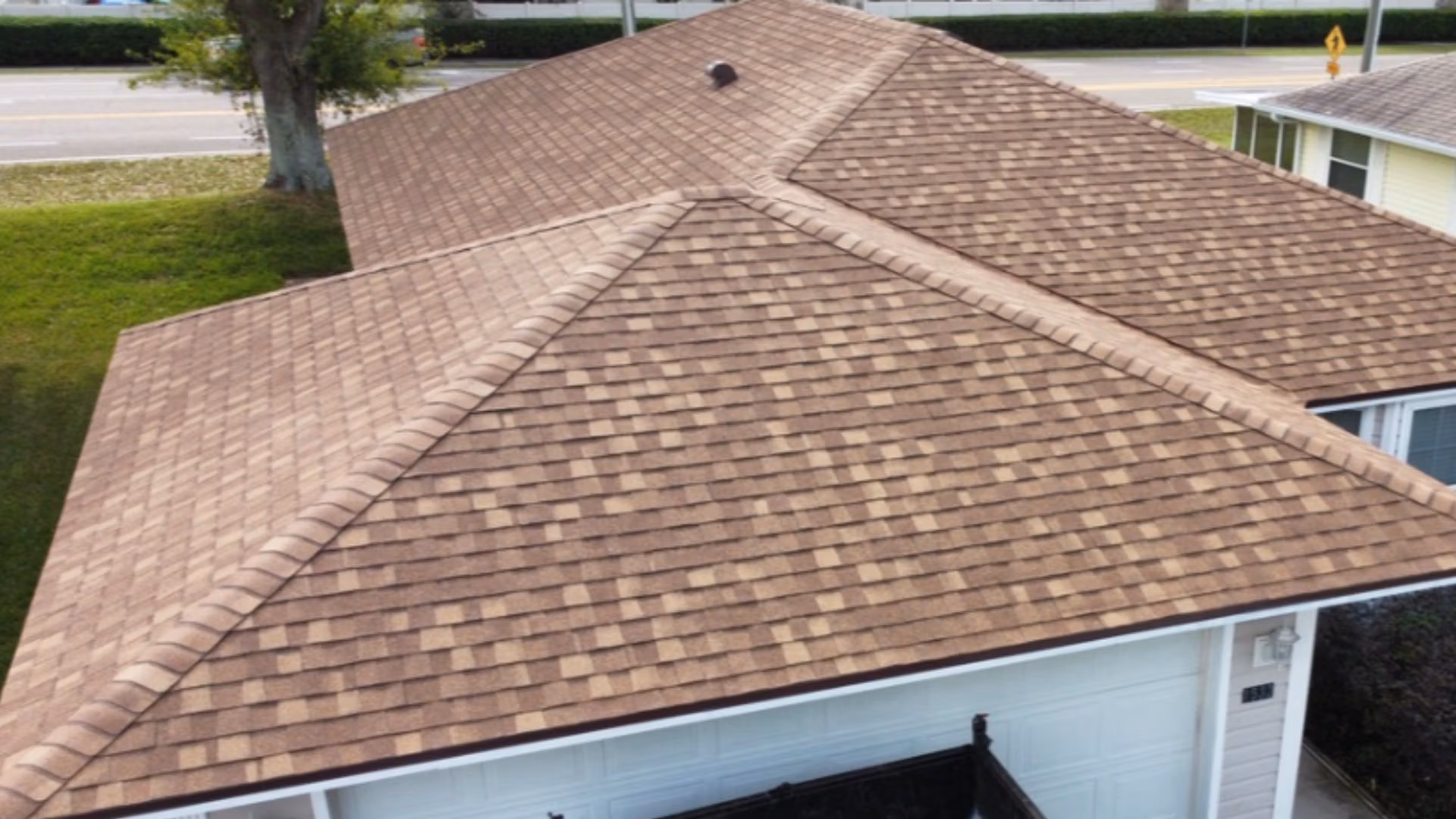 Best roofing material for Florida climate in Tavares – compare asphalt shingles, metal, tile, stone-coated steel, and flat roof systems.
